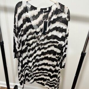 Monochrome Flow V-Neck by Nally & Millie